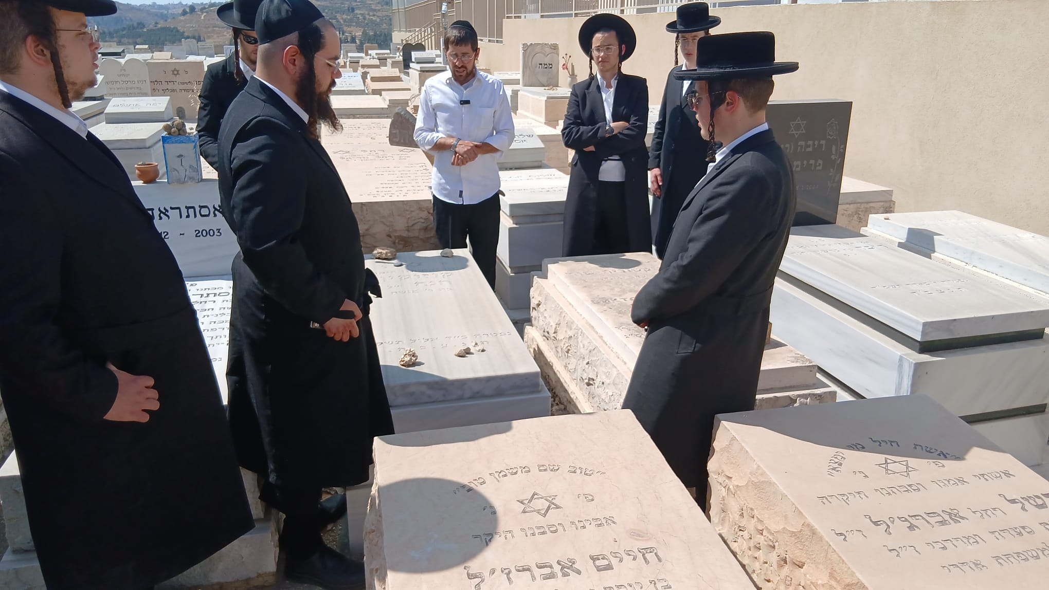 Full Minyan gathered at grave for Tehillim and El Maleh Rachamim